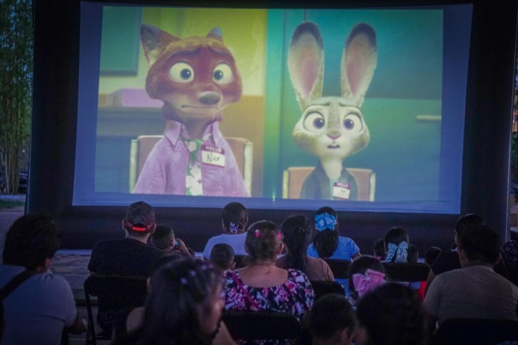 Cine móvil llena de alegría a la niñez de Cosoleacaque
