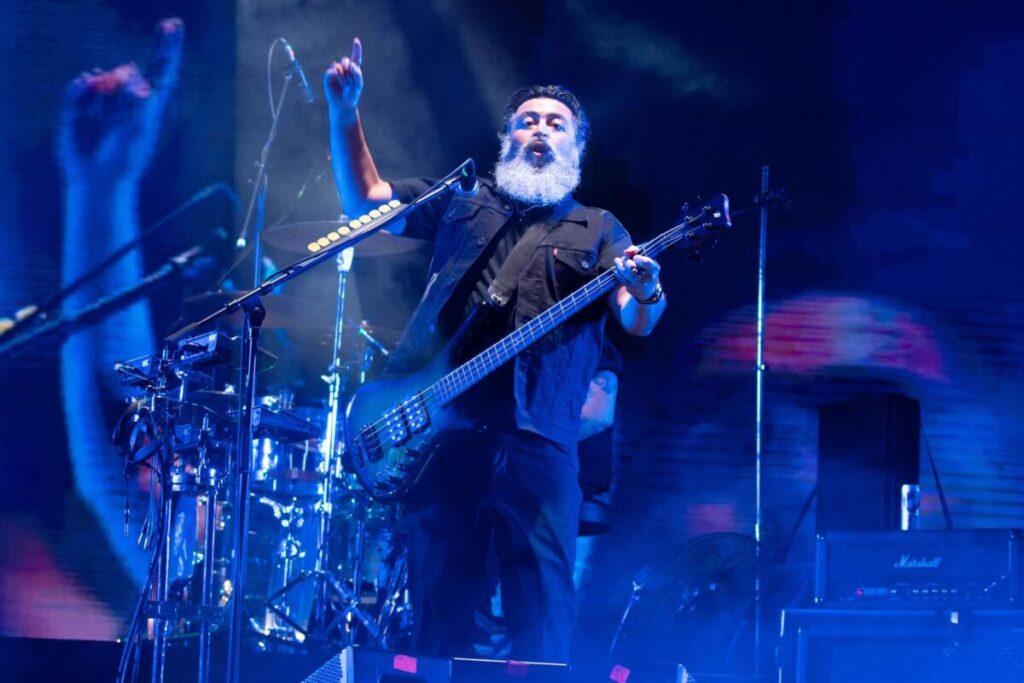 Euforia en el Teatro del Pueblo con Molotov: miles cantan, saltan y bailan en la Expo Feria Coatza 2026.
