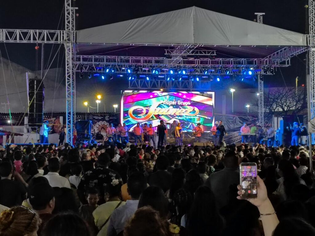 Lleno total con Súper Grupo Juárez en la Plaza de la Cultura de la Expo Feria Coatza 2026.