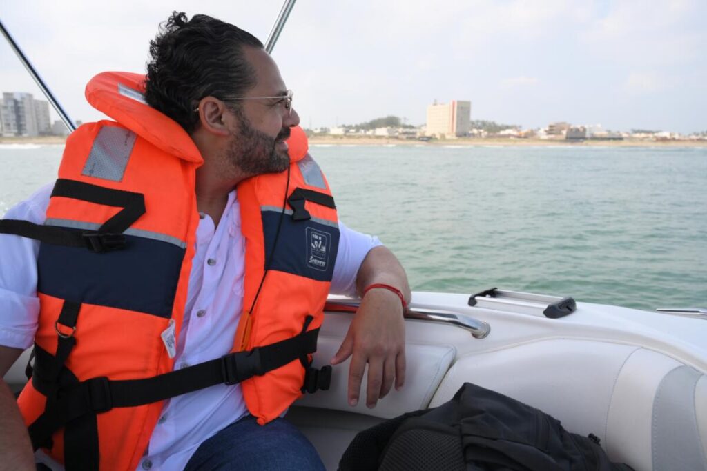 Refuerza Pedro Miguel Rosaldo supervisión de limpieza de playa por mar y tierra en Coatzacoalcos.