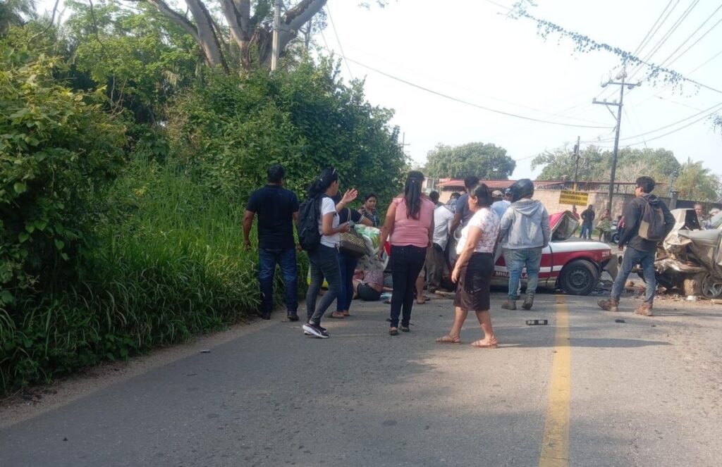 VIDEO : Choque frontal deja tres mu3rt0$ y varios les!0n4d0s en carretera Chinameca–Chacalapa.