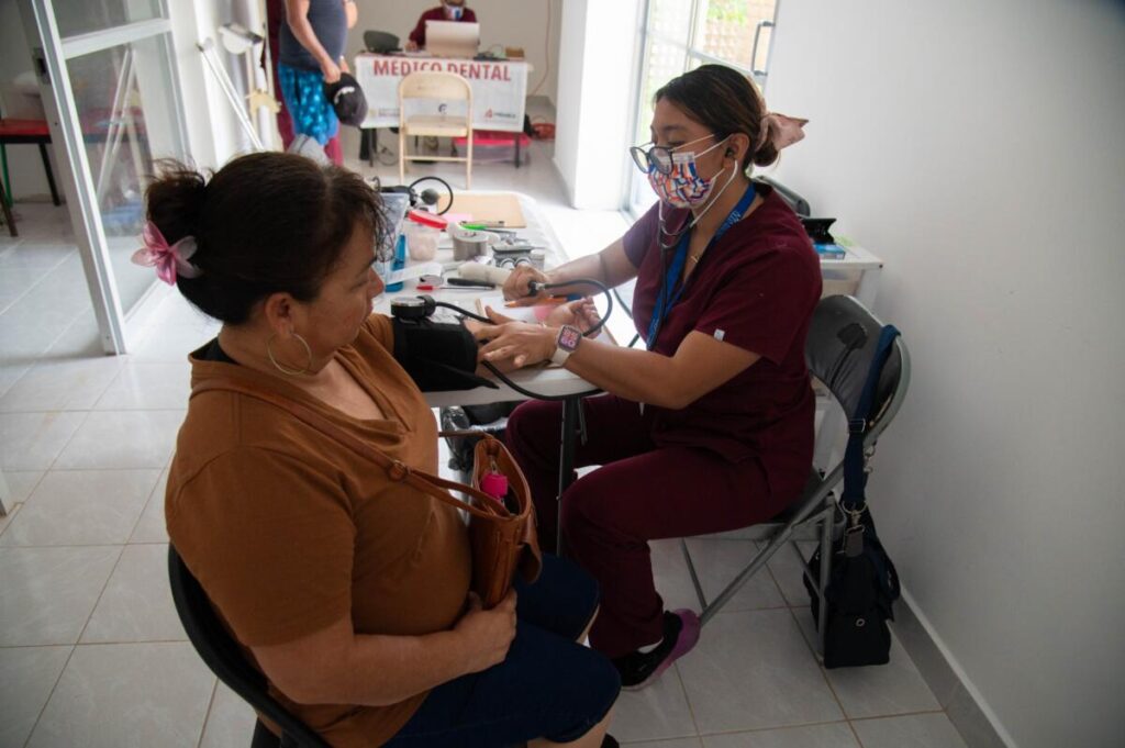 Arrancan servicios de la Unidad Médica Móvil de Pemex en Coatzacoalcos.