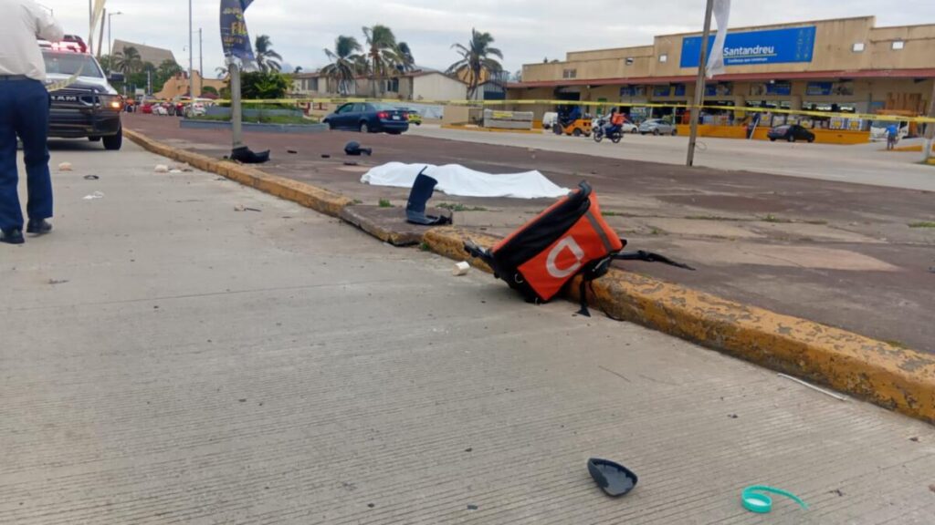 Motociclista repartidor de Didi Food pierde la vida tras impactarse contra poste en Coatzacoalcos Motociclista repartidor de Didi Food pierde la vida tras impactarse contra poste en Coatzacoalcos