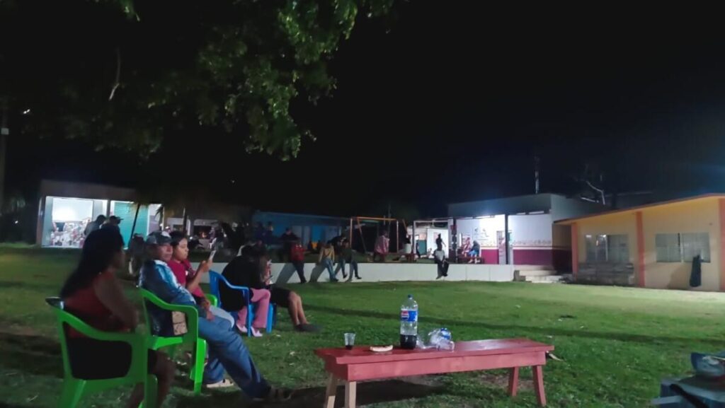 ¡No les pagaron! Pobladores dormiran en domo esperando pago de empresa Maya por recolección de hidrocarburo.