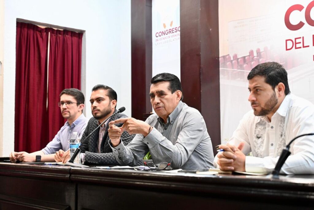 Atiende diputado Esteban Bautista a representantes sindicales.