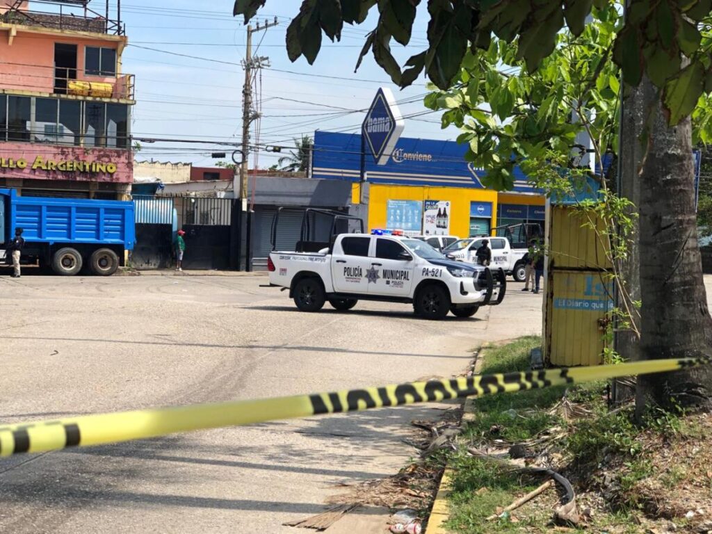 Policía municipal resulta her!d0 tras enfr3nt4mi3nt0 4rm4d0 en la colonia Manuel Ávila Camacho de Coatzacoalcos.