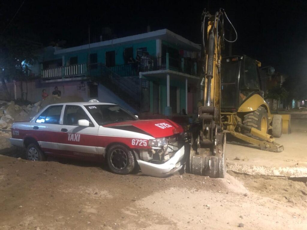 Ch0c4n y ab4ndon4n taxi en la colonia Benito Juárez Norte de Coatzacoalcos.