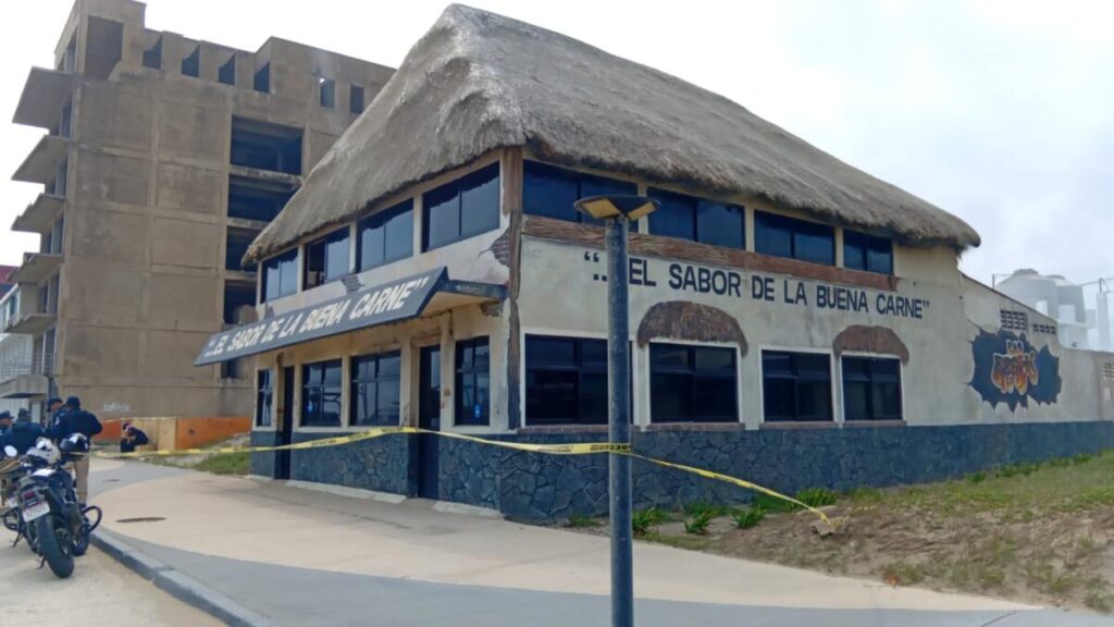 As3$!n4n a velador del restaurante Las Brasas de Coatzacoalcos. As3$!n4n a velador del restaurante Las Brasas de Coatzacoalcos.