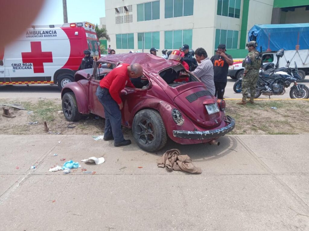 Ebrio provoca aparatoso accidente en el malecón de Coatzacoalcos