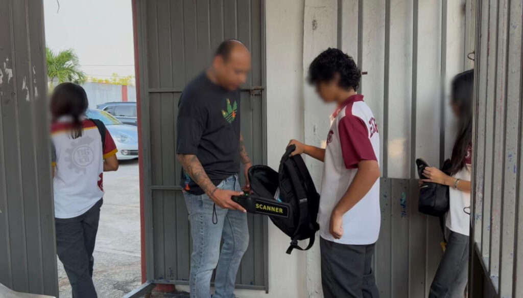 Por reto viral “tiroteo mañana” inicia revisión ocular de mochilas en Cbtis 85 de Coatzacoalcos, Veracruz Por reto viral “tiroteo mañana” inicia revisión ocular de mochilas en Cbtis 85 de Coatzacoalcos, Veracruz