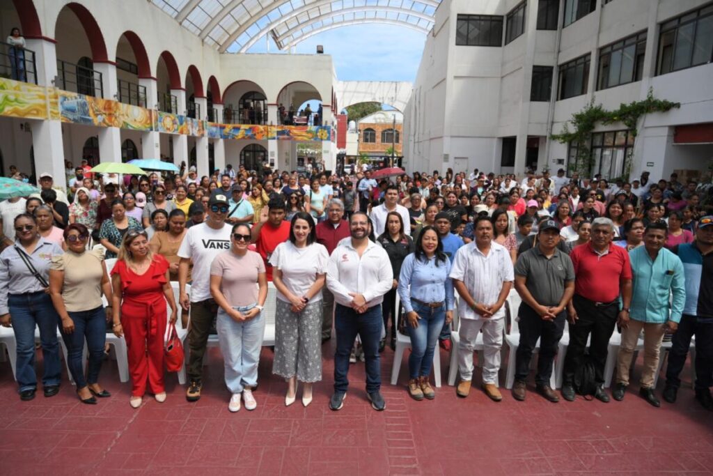 Entregan Gobierno de Coatzacoalcos y DIF Municipal desayunos calientes a más de mil estudiantes