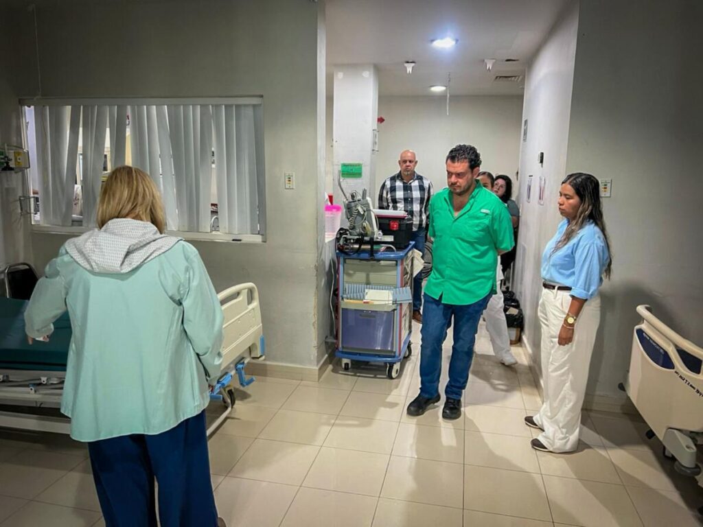Refuerza Cirilo Vázquez Parissi servicios de salud con equipamiento y contratación de personal médico.