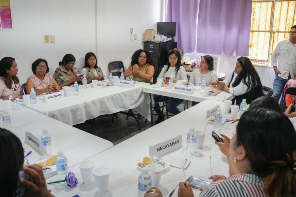 Realizan mesa de trabajo regional de Institutos de la Mujer en Cosoleacaque.