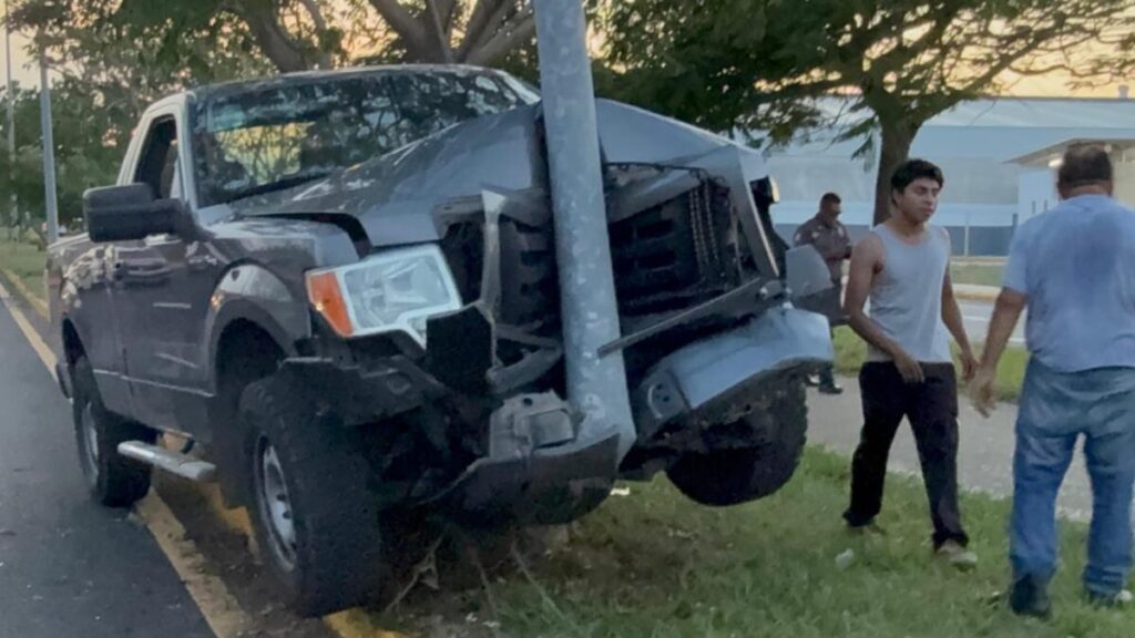Masculino ebrio derriba poste metálico de alumbrado, en Coatzacoalcos