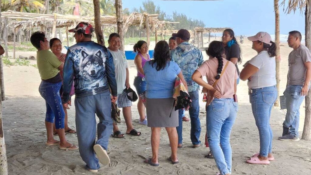 Protestan recolectores de hidrocarburos en Pajapan, Veracruz, por falta de pagos.