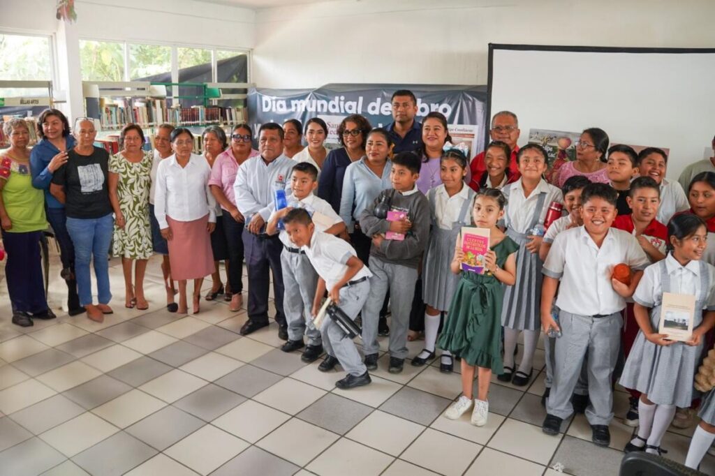 El Ayuntamiento de Cosoleacaque impulsa la lectura con exposición sobre la historia local