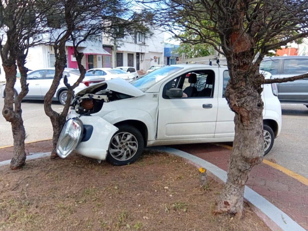 Conductor no respetó preferencia y otro automóvil lo proyectó contra glorieta en Coatzacoalcos