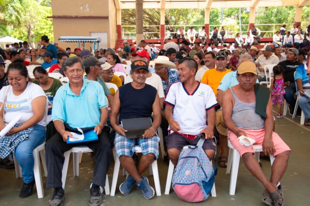 Recibe Coatzacoalcos apoyos para 800 pescadores y acuicultores afectados por derrame de hidrocarburo