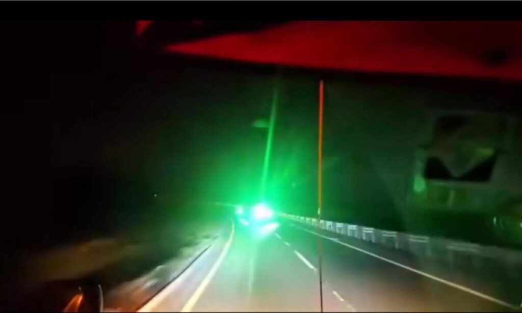 VIDEO | Trailero ‘apl4$t4’ a a$alt4nt3 en plena carretera; intentaron detenerlo con luz láser.
