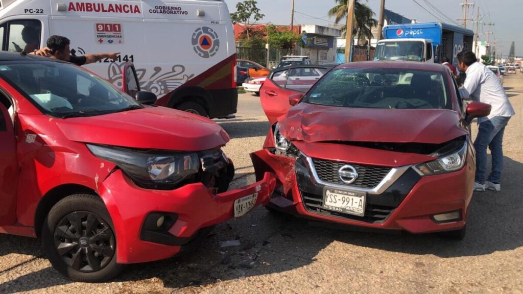 Aparatoso accidente dejó lesionados y daños por casi 100 pesos en la Carretera Transístmica de Coatzacoalcos Aparatoso accidente dejó lesionados y daños por casi 100 pesos en la Carretera Transístmica de Coatzacoalcos