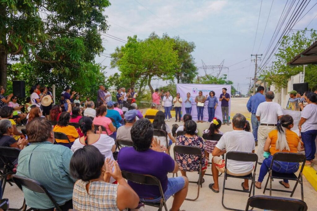 Inaugura gobierno municipal de Cosoleacaque obra de pavimentación en la colonia Patria Libre Primera Sección