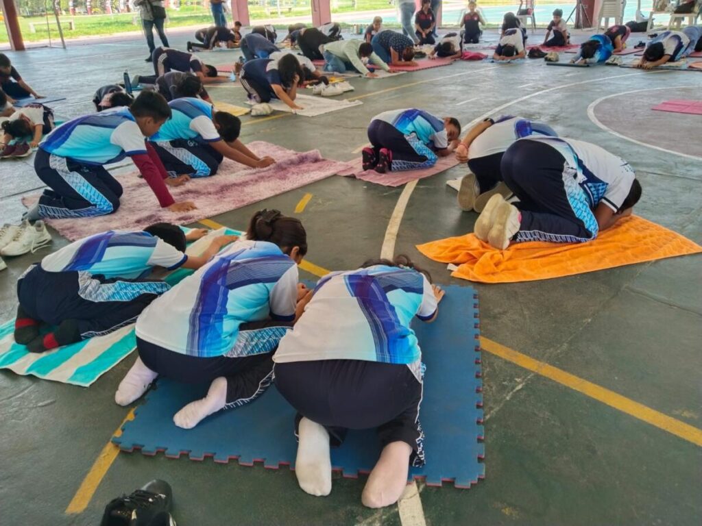 Promueven bienestar emocional con jornada de yoga para el cuidado de la salud mental
