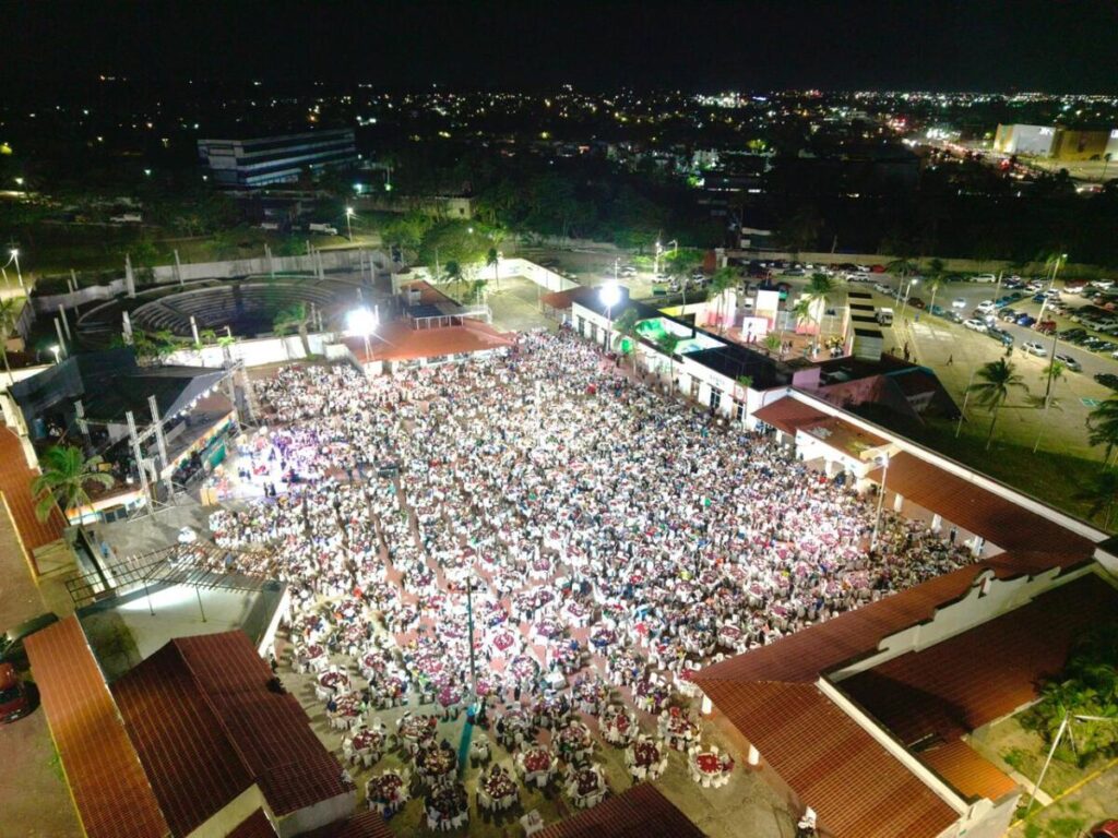 Reconoce Gobierno de Coatzacoalcos a más de 4 mil docentes en emotiva celebración del Día del Maestro Reconoce Gobierno de Coatzacoalcos a más de 4 mil docentes en emotiva celebración del Día del Maestro