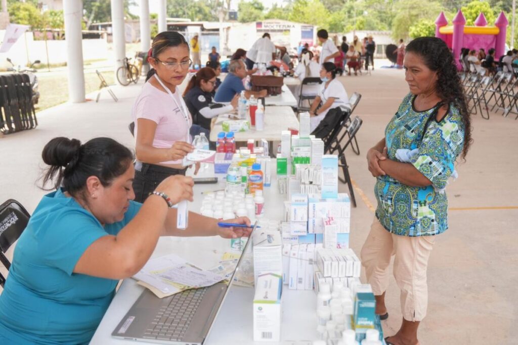 Gobierno de Cosoleacaque acerca brigada gratuita de salud y belleza a familias de Coacotla