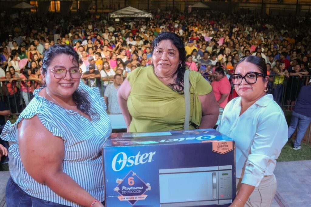 Al ritmo de Jimmy Sale Calor y grandiosos regalos, Cirilo Vázquez Parissi festeja a las mamás de Cosoleacaque
