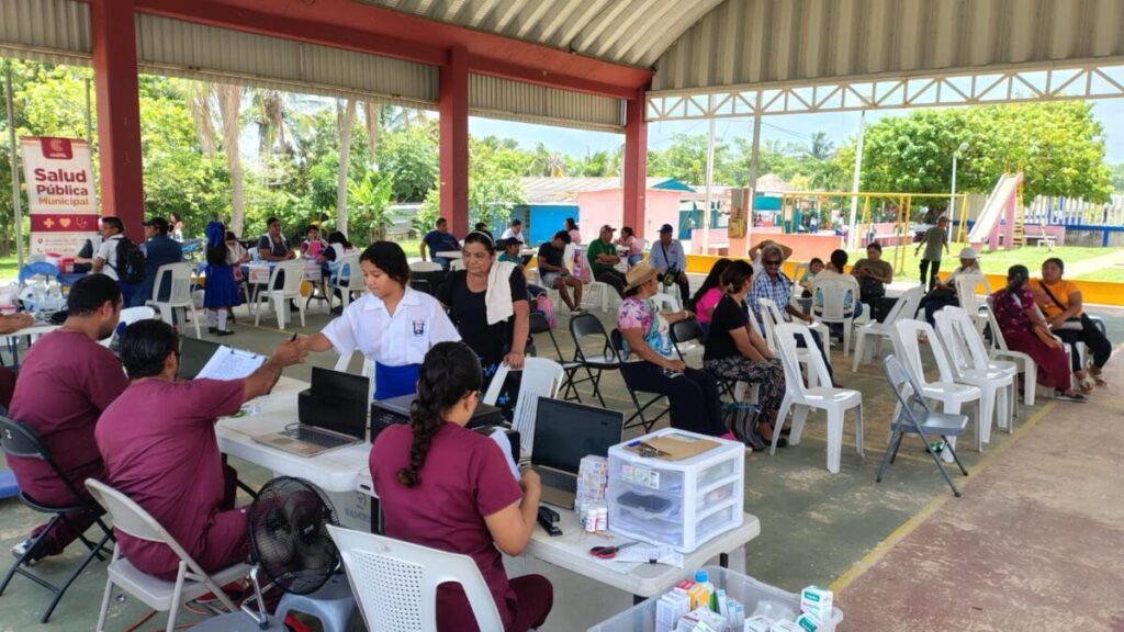 Unidad Médica Móvil beneficia a habitantes del ejido Colorado con atención gratuita
