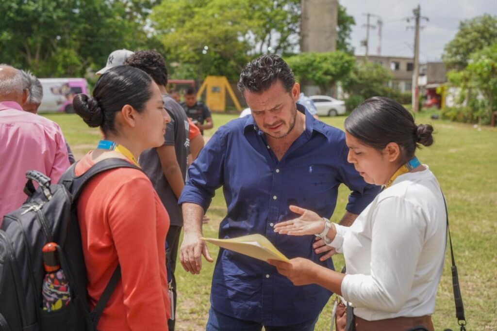 Alcalde de Cosoleacaque acerca servicios municipales a familias de la colonia Infonavit Paquital