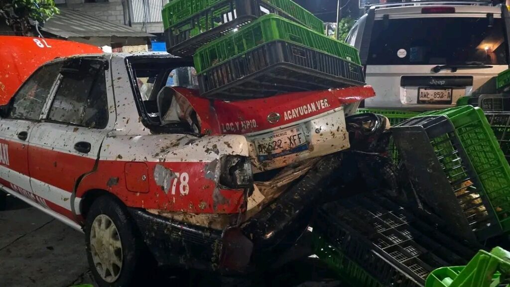 Camión de empresa avícola se queda sin frenos y termina dentro de una vivienda en Sayula de Alemán Camión de empresa avícola se queda sin frenos y termina dentro de una vivienda en Sayula de Alemán