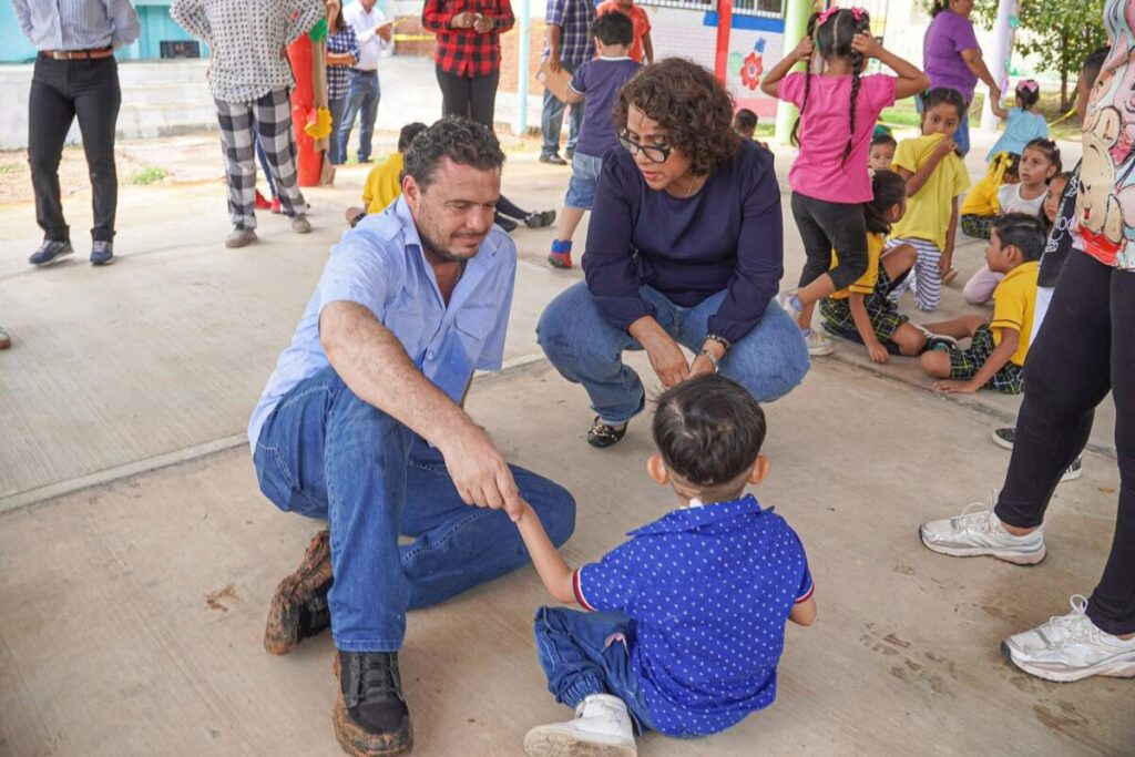 El alcalde Cirilo Vázquez Parissi lleva servicios y atención ciudadana al fraccionamiento Los Mangos