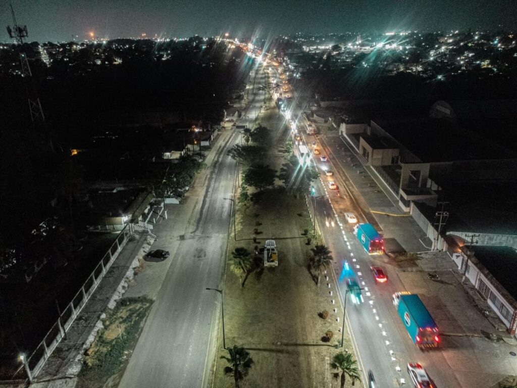 Gobierno de Cosoleacaque rehabilita luminarias de la Transístmica