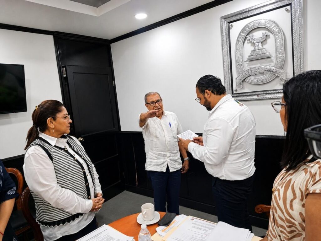 Toma protesta el profesor Gilberto Peralta Baltazar como nuevo cronista de la ciudad de Coatzacoalcos