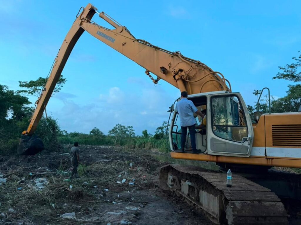 Avanzan trabajos de limpieza y desazolve en distintos puntos del municipio de Cosoleacaque