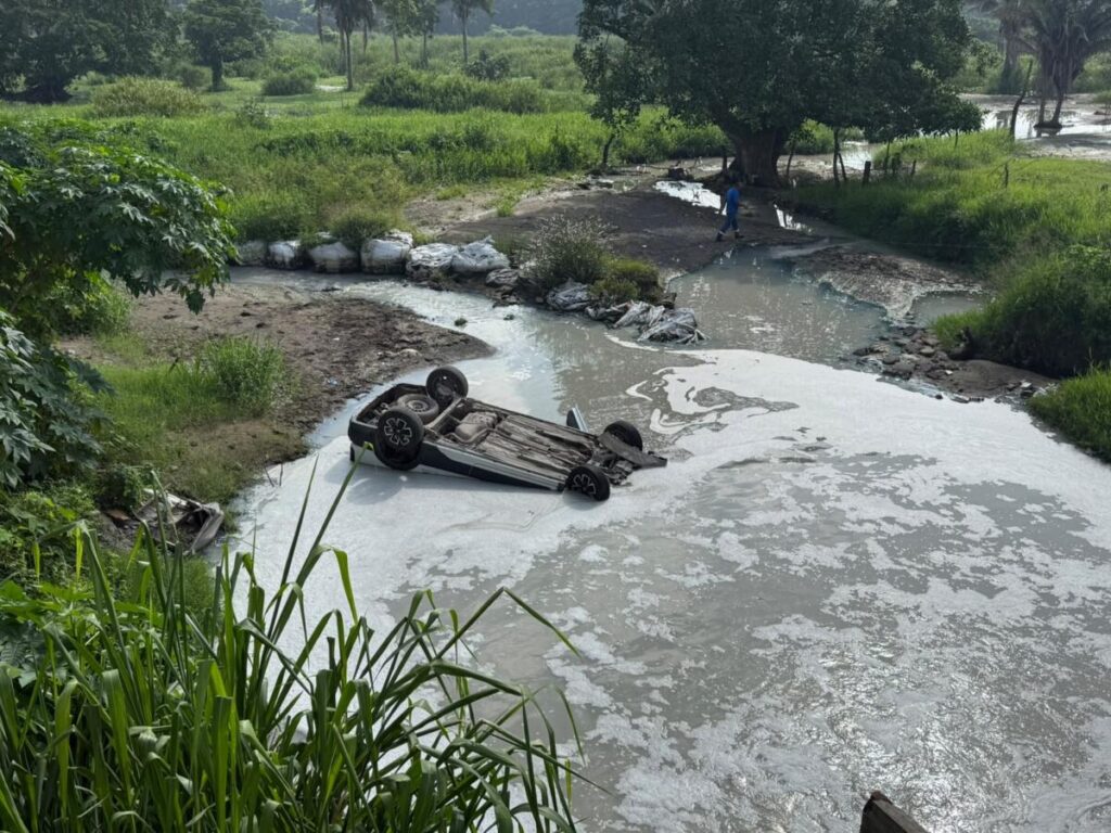 Pestañazo provocó que conductor cayera a arroyo de aguas negras en Veracruz Pestañazo provocó que conductor cayera a arroyo de aguas negras en Veracruz