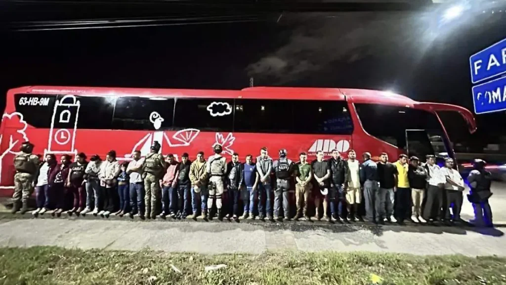 Rescatan a 22 migrantes transportados en autobús de pasajeros en Huimanguillo, Tabasco.