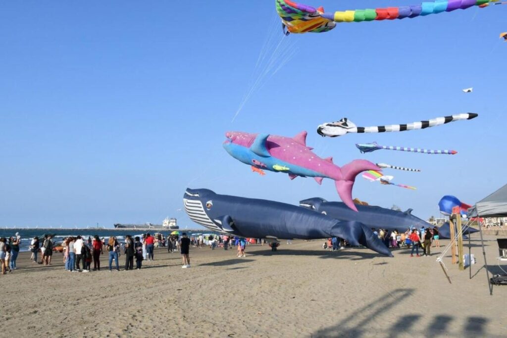 Cierra Coatzacoalcos el verano con papalotes, esculturas de arena y música del Súper Grupo Juárez