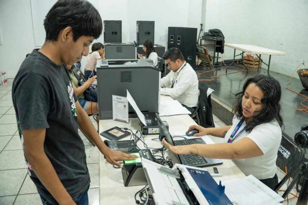 Módulo del SAT atiende a habitantes de Cosoleacaque