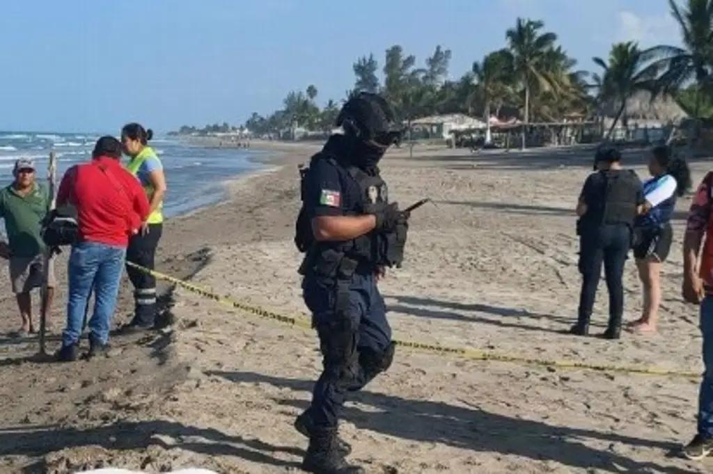 Hombre mu3r3 ah0g4d0 en playa de Cazones, al Norte de Veracruz Hombre mu3r3 ah0g4d0 en playa de Cazones, al Norte de Veracruz
