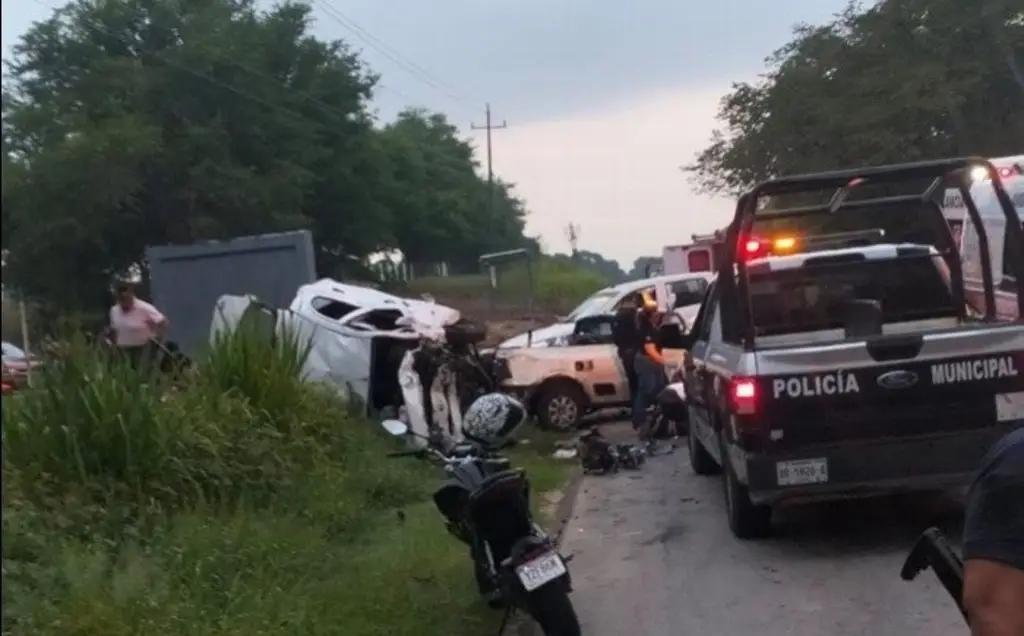 Familia pierde la vida en accidente en carretera a Agua Dulce Familia pierde la vida en accidente en carretera a Agua Dulce