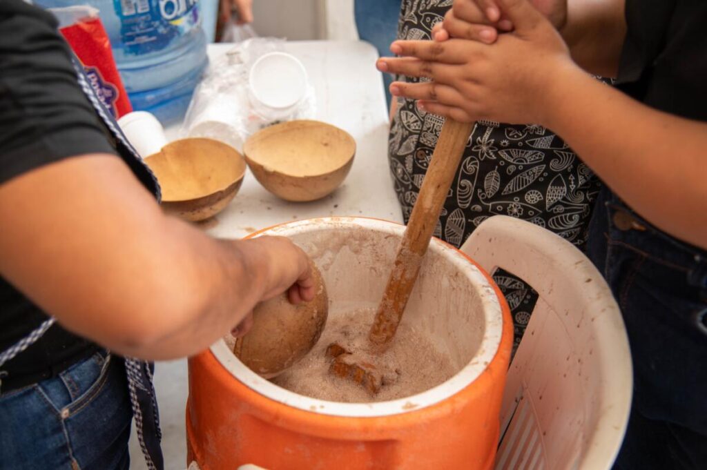 Ayuntamiento promueve tradiciones con taller de elaboración de popo en Coatzacoalcos