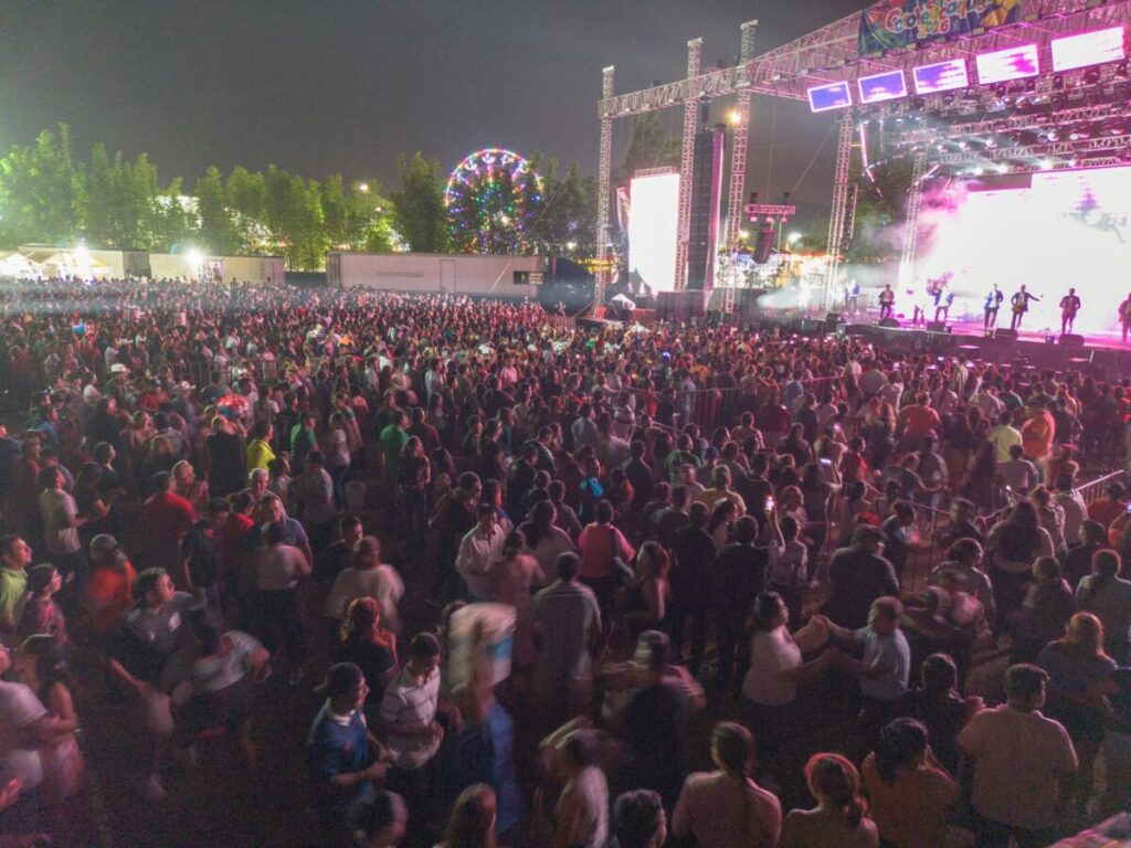 Miles de asistentes disfrutan la clausura de la Feria Cosoleacaque 2026 con Junior Klan y Los Cojolites