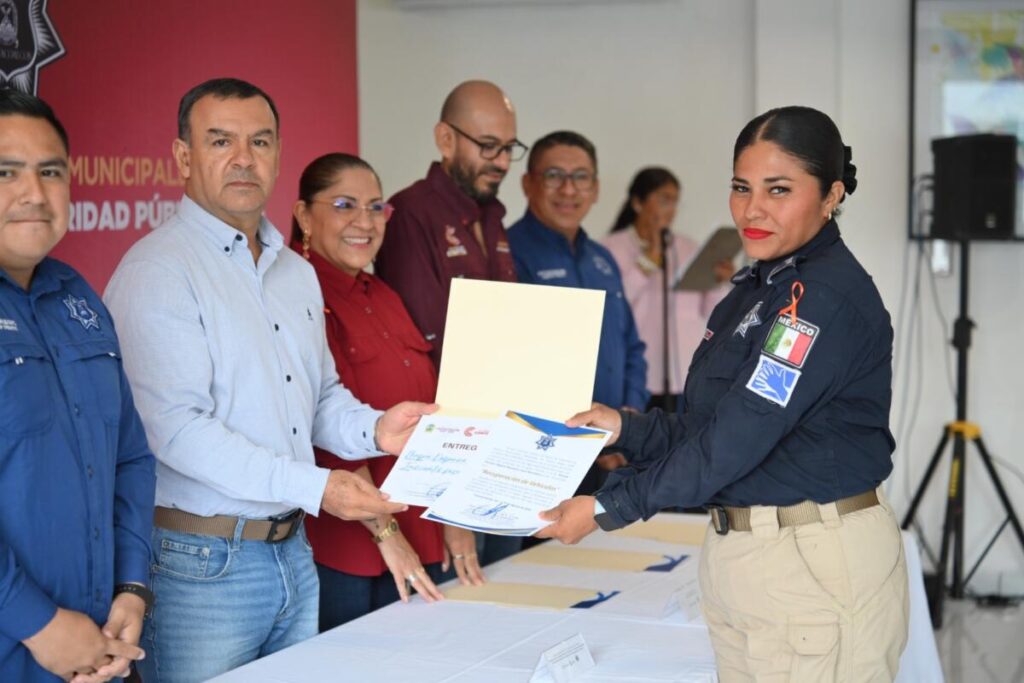 Entregan estímulos a policías municipales de Coatzacoalcos por su destacada labor