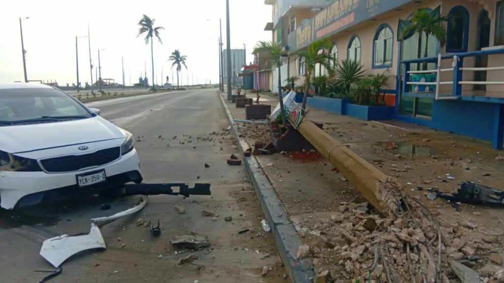 Particular derriba poste de alumbrado público en la colonia Playa de Oro de Coatzacoalcos