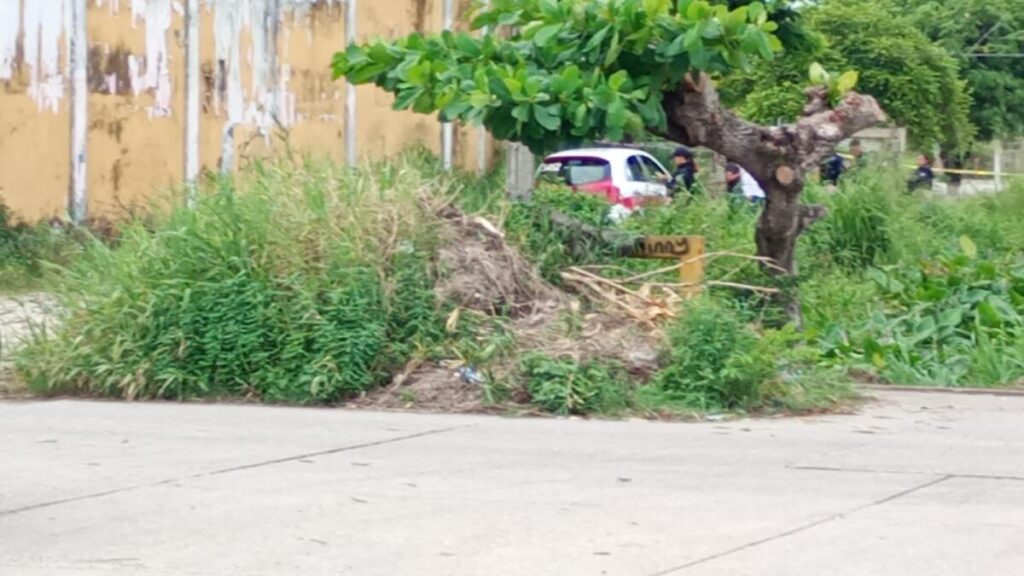 Hallan c4d4v3r dentro de taxi abandonado en la colonia Frutos de la Revolución de Coatzacoalcos