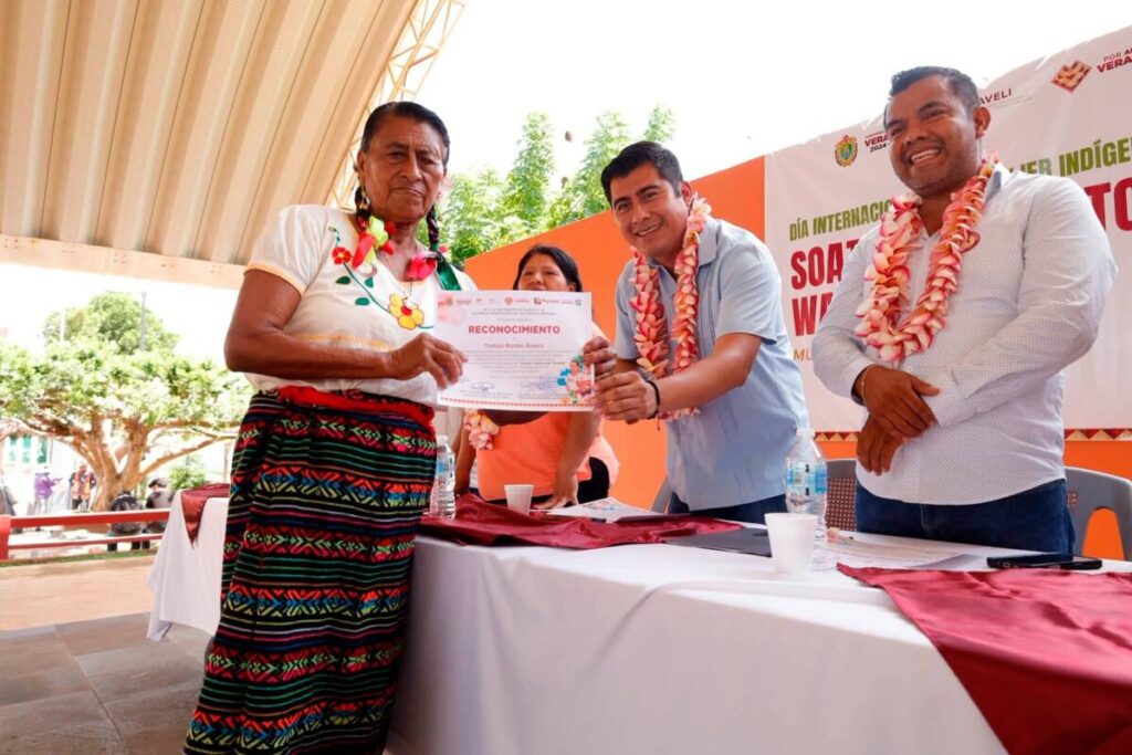 Participa el Lic. Vladimir González Martínez en la conmemoración del Día Internacional de la Mujer Indígena en Pajapan