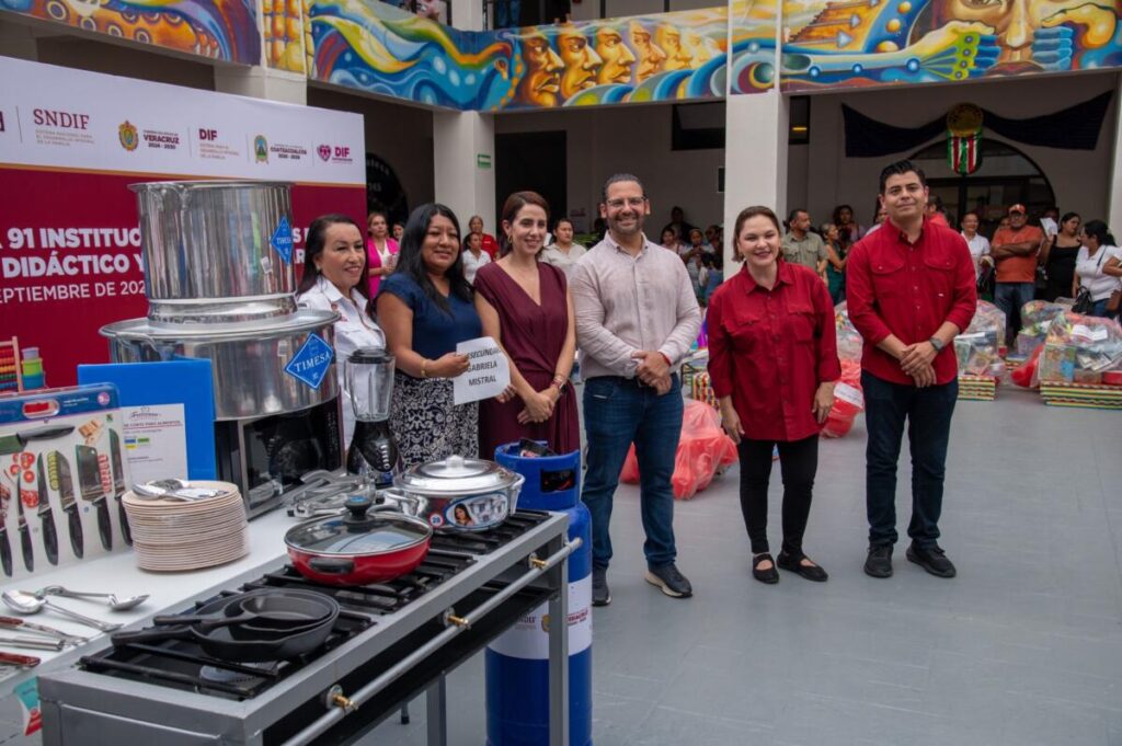 Benefician a 91 escuelas de Coatzacoalcos con material didáctico y cocinas escolares