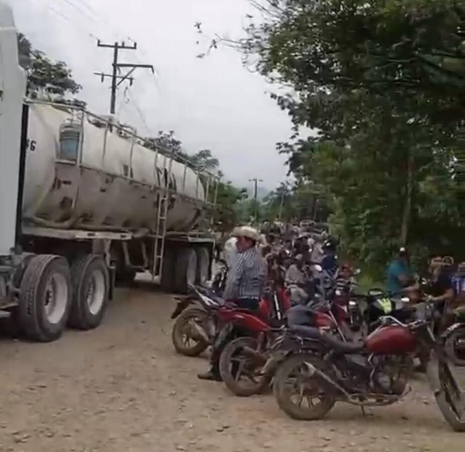 VIDEO: Ejidatarios de Las Choapas bloquean ingreso al Pozo Krem-1 por incumplimiento de PEMEX VIDEO: Ejidatarios de Las Choapas bloquean ingreso al Pozo Krem-1 por incumplimiento de PEMEX